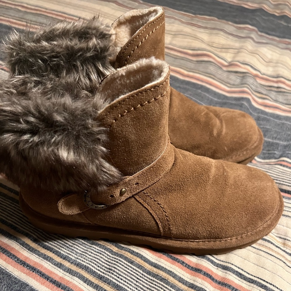 Bear paw low fur boot with buckle